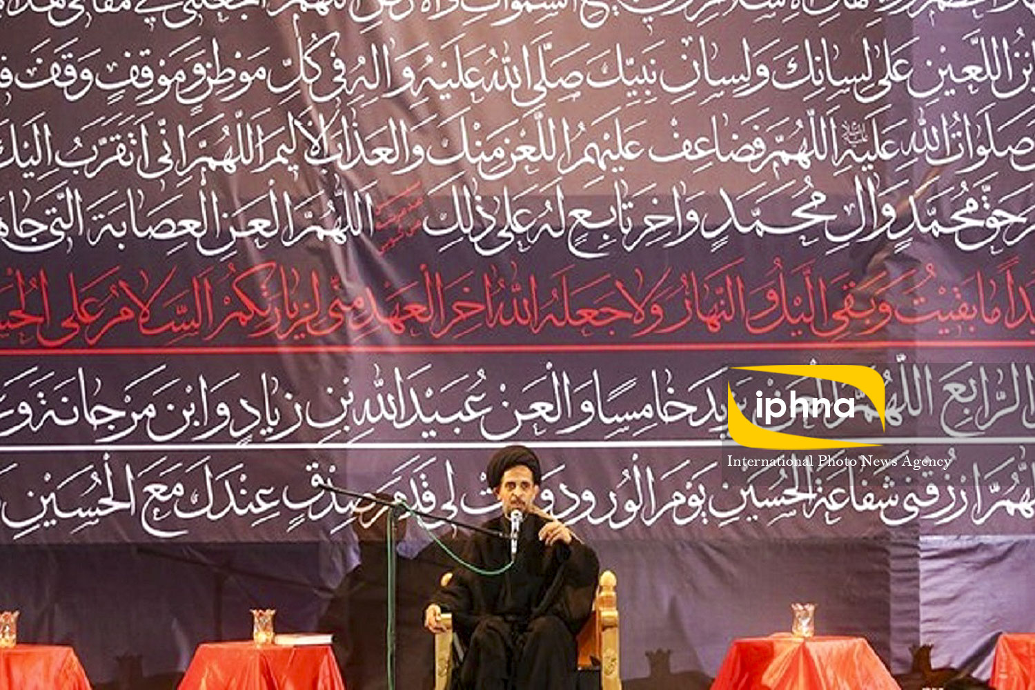 خطیب و سخنران حوزوی تصریح کرد: امروز ما باید جهانیان را با ابزار هنر و رسانه با معارف مکتب حسینی آشنا سازیم.